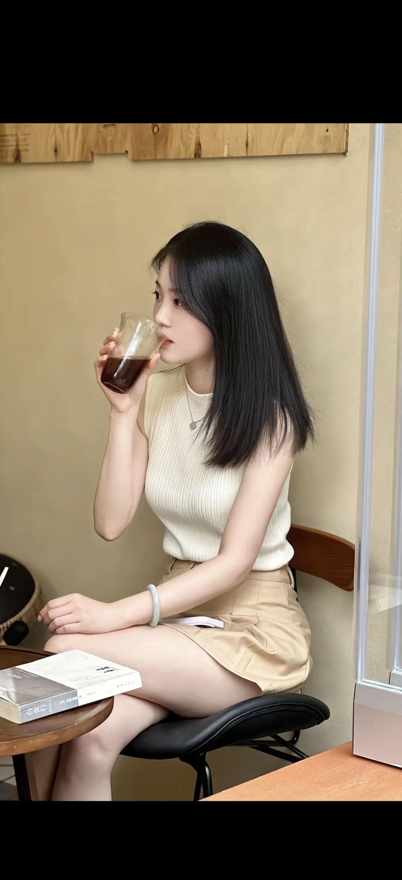 女孩在咖啡馆里享受饮品。