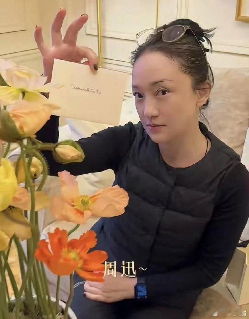 51岁的周迅，活得格外真实。素颜时白发清晰可见，没有刻意掩饰，松弛自然的状态看着
