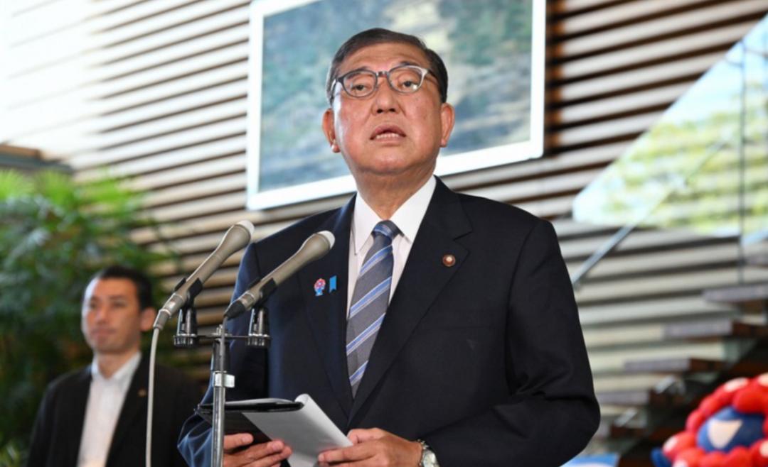 美国如此逼日本，其实很危险，可以说如今的日本就像绷紧的钢刀，随时可能断掉。因为日