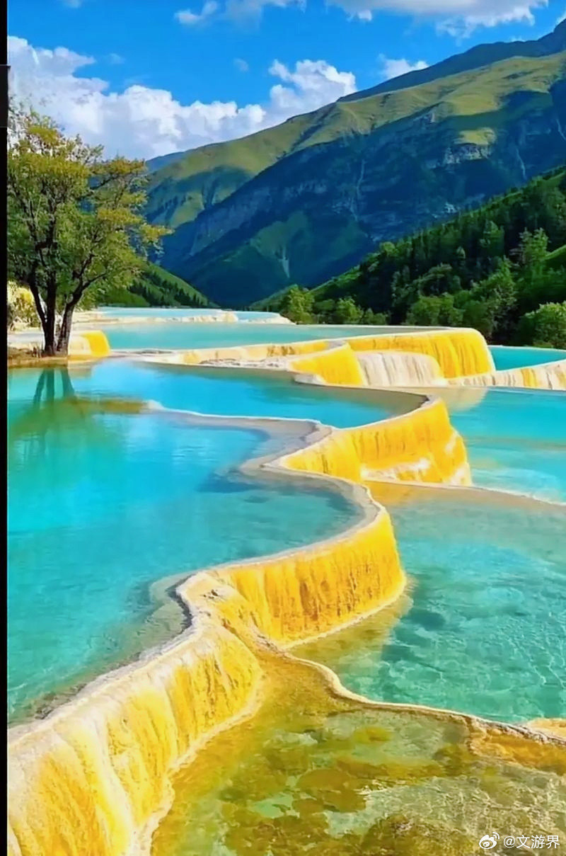 在高原看见水的本来模样黄龙池叠翠水自天上来“黄龙池叠翠，水自天上来”，说的不