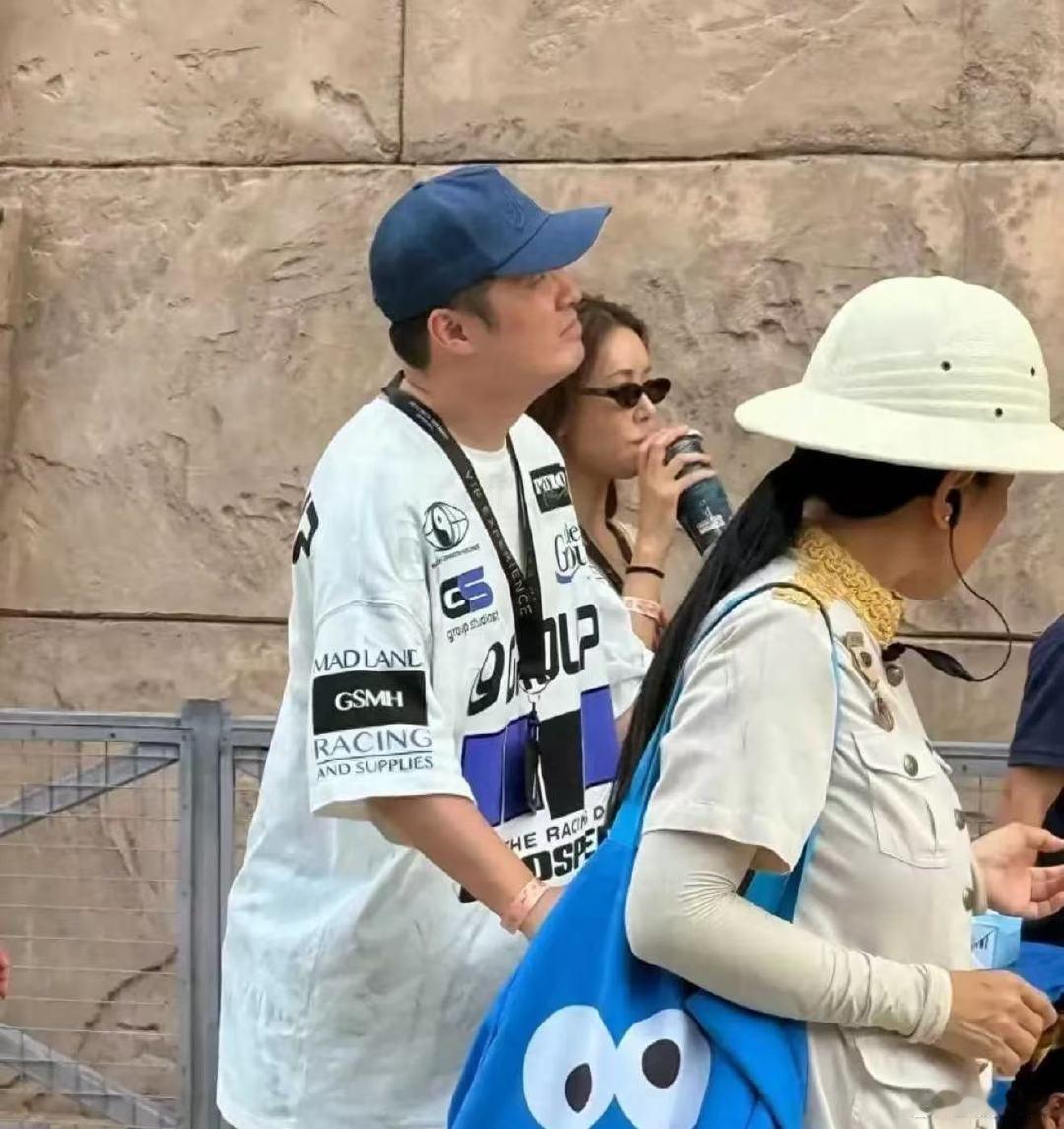 新加坡偶遇陈赫一家四口新加坡偶遇陈赫一家四口，这两人确实一直带小孩出去玩的感觉