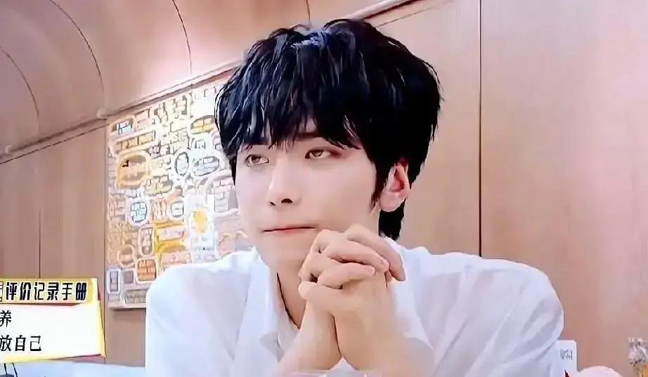 何赛飞骂醒了半个娱乐圈，却把唯一的好评留给了两个“傻”演员。不是科班出身，