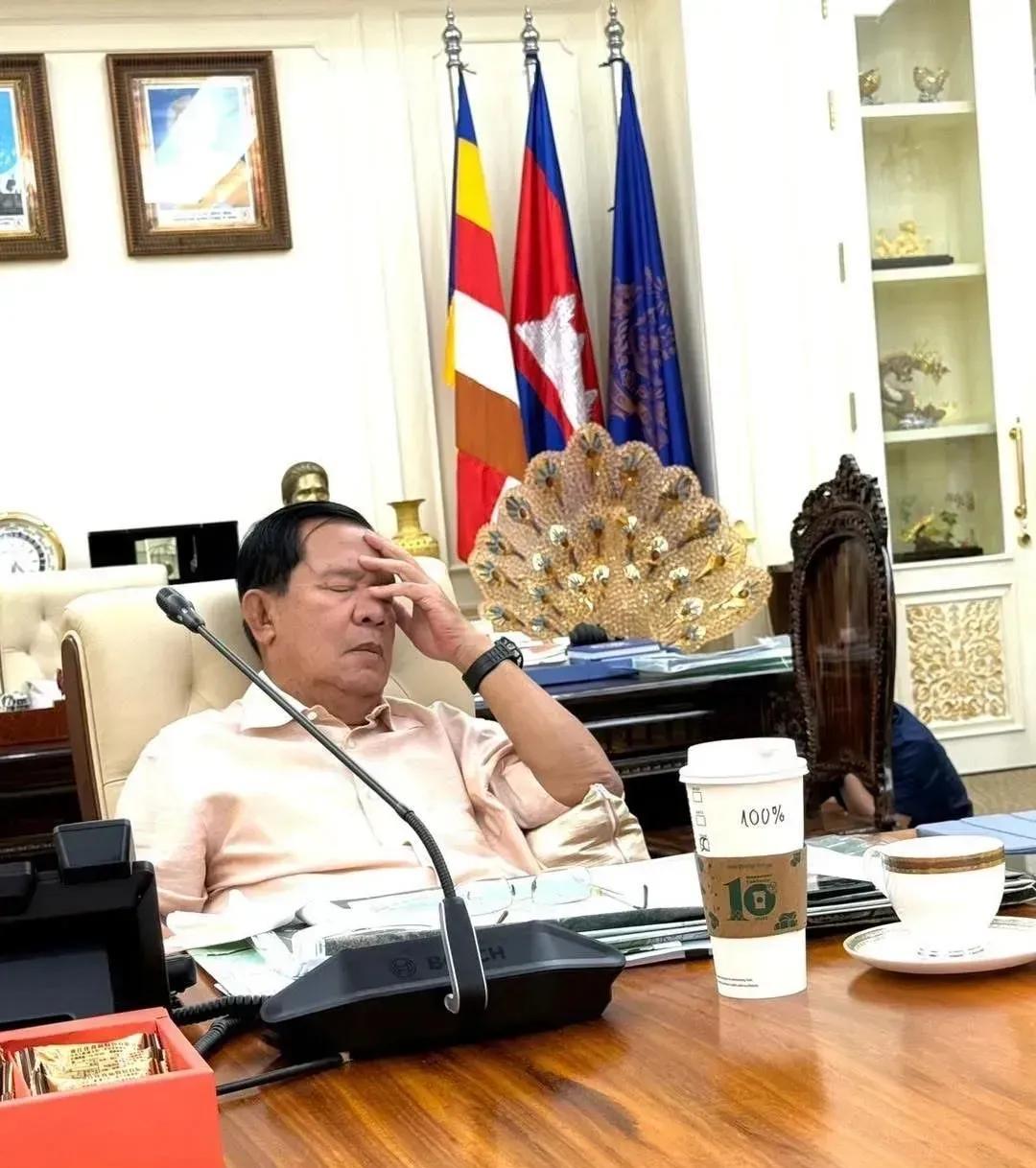 星巴克赢麻了，这次柬泰冲突，洪森只要出场，桌子上必然放置一杯星巴克，这可是星巴克