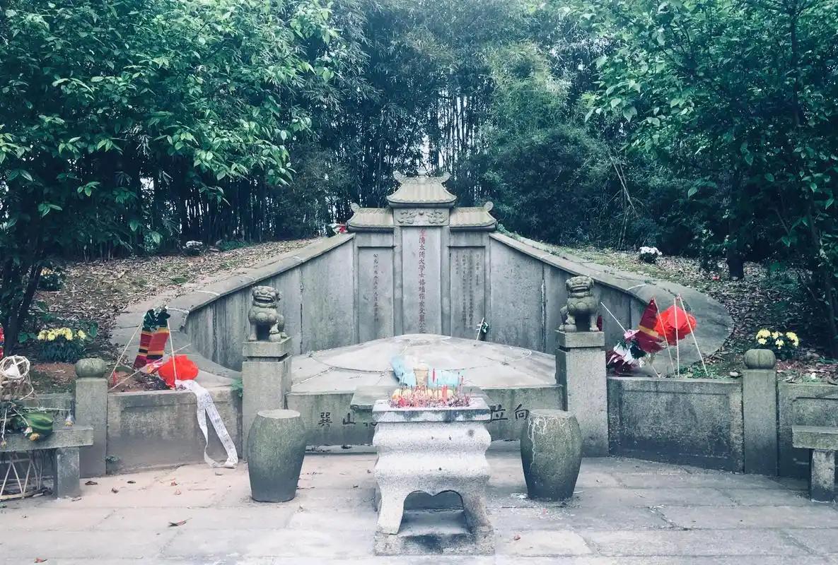 1977年，左宗棠陵墓被炸开，遗骨散落满地，远在新疆的王震听说之后大怒，立即联系