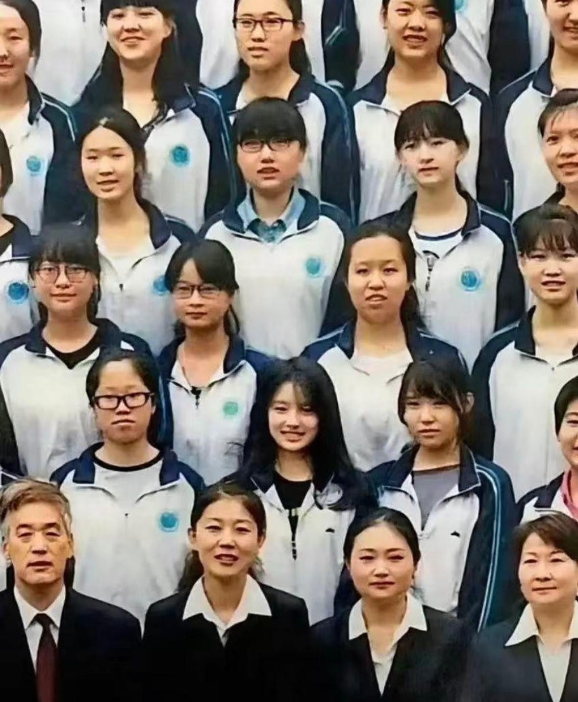 不愧是明星，在普通人里脱颖而出