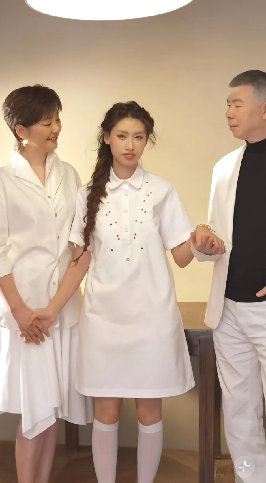 冯小刚落寞了，春节没地方去，只能蹭养女徐朵的热度，跟她拍大片，像个老爷爷似的，精