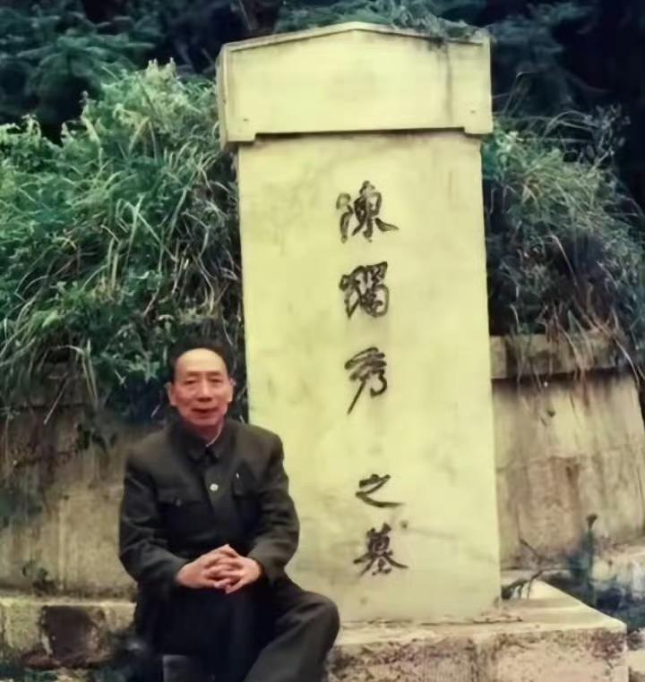 1976年，安庆。这是陈独秀的小儿子陈松年在父亲墓前的留影，这一年他已经70