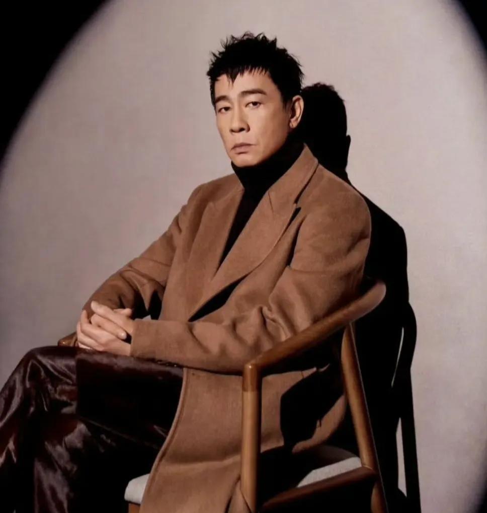 陈小春上海演唱会如此爆满有点难以置信，他不是专业的歌手，传唱度高的歌曲也不多，很