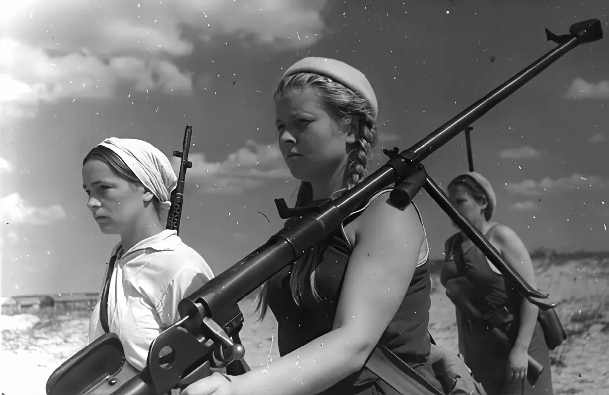 二战时期，苏联士兵把反坦克步枪的使用发挥到了极致，不管男女兵，扛起就上战场。反坦