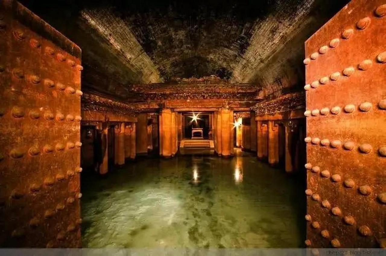 殉葬这么残忍，为什么在古代还有这么多的权贵要人殉葬？ 殉葬是古代最残忍的丧葬