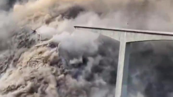 四川阿坝红旗特大桥发生垮塌，据介绍：山体滑坡致边坡裂缝，已提前一天交通管制，无人