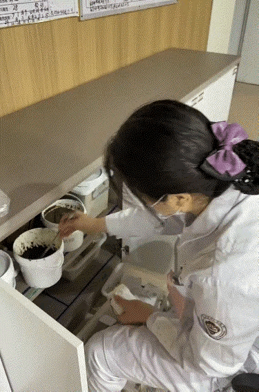 看了半天，也不知道这个妹子到底在干什么。