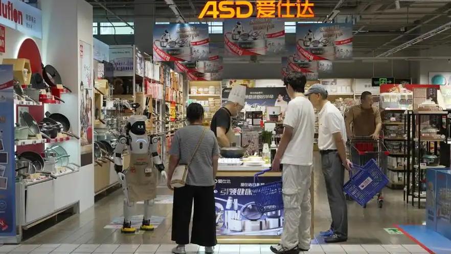 【人形机器人站柜台卖锅，3天卖了223万？】说真的，我第一眼看到这消息，还以为