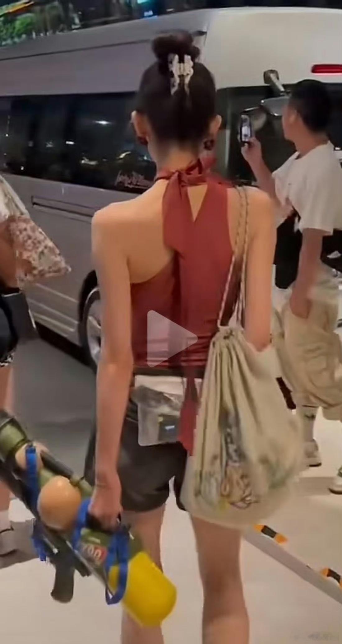 娜扎瘦成纸片人了生活中这样的身材真的不好看呀，内娱这种畸形审美什么时候才能结束