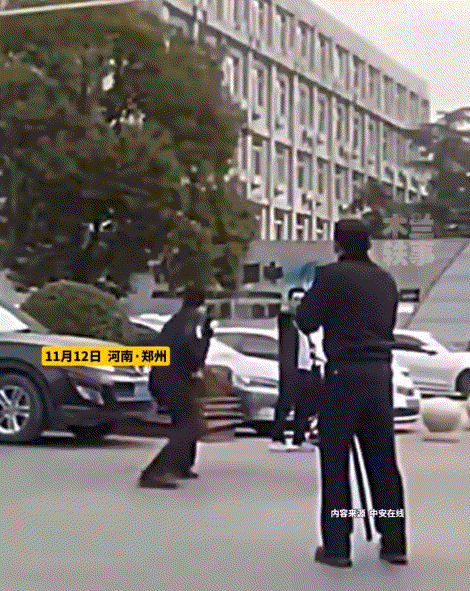 河南郑州，一银行大门前，一名男子持刀与多名民警持续对峙，其间还有人喊话，试图让男