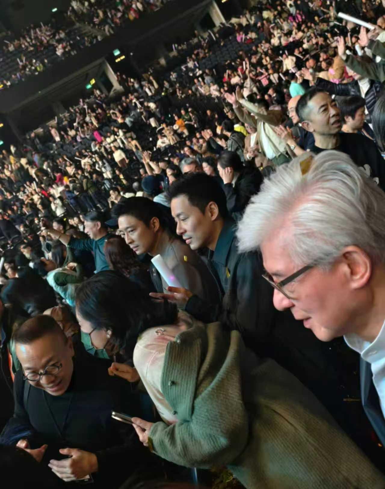 朱玲玲也太幸福了吧？看闺蜜叶倩文的演唱会，不仅现任老公陪伴，三个儿子也来了，都还