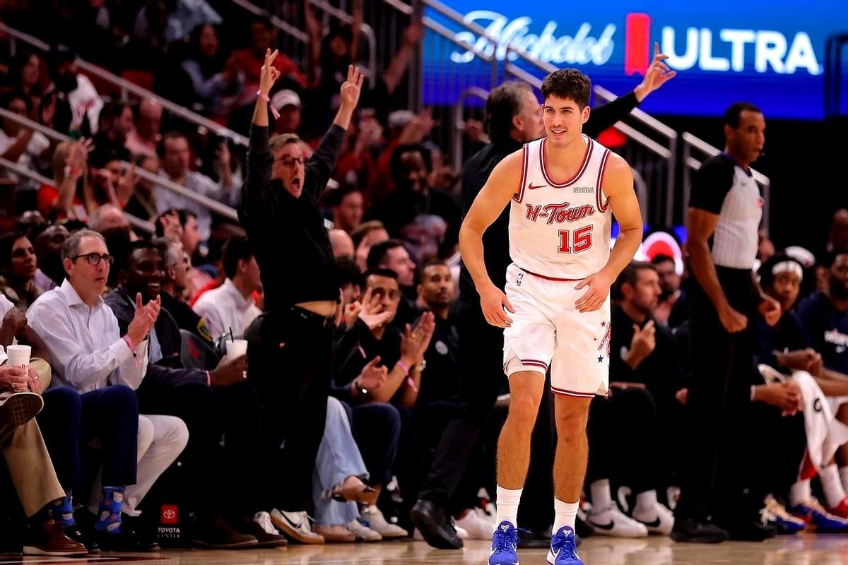 投篮命中率的火箭升空，谢泼德代表未来发射火箭队的新秀谢泼德用连续五场比赛的高