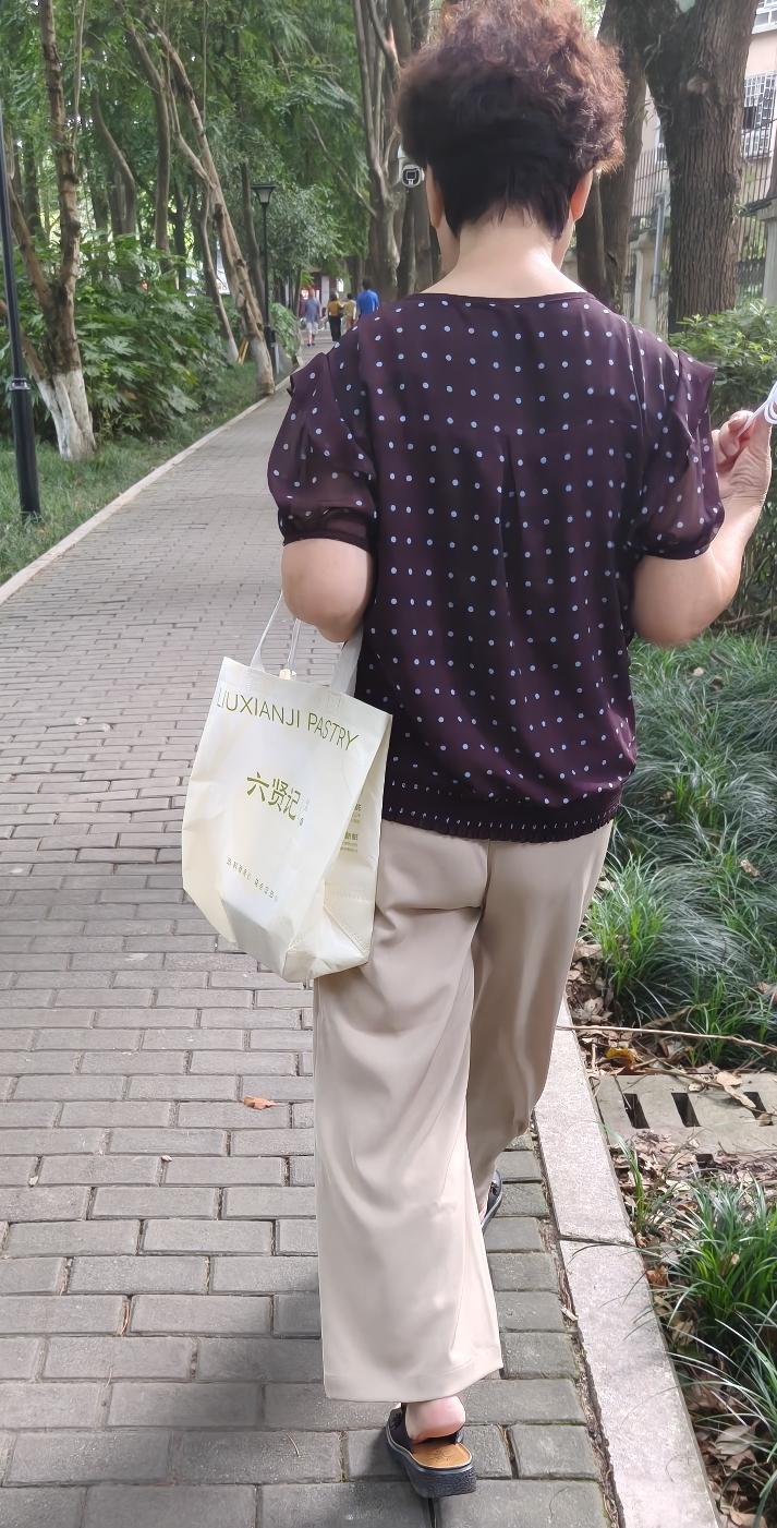 人生艰难，且行且惜。邻居老黄年届七十，女儿早已出嫁，八年前老伴离世。虽说他和女儿