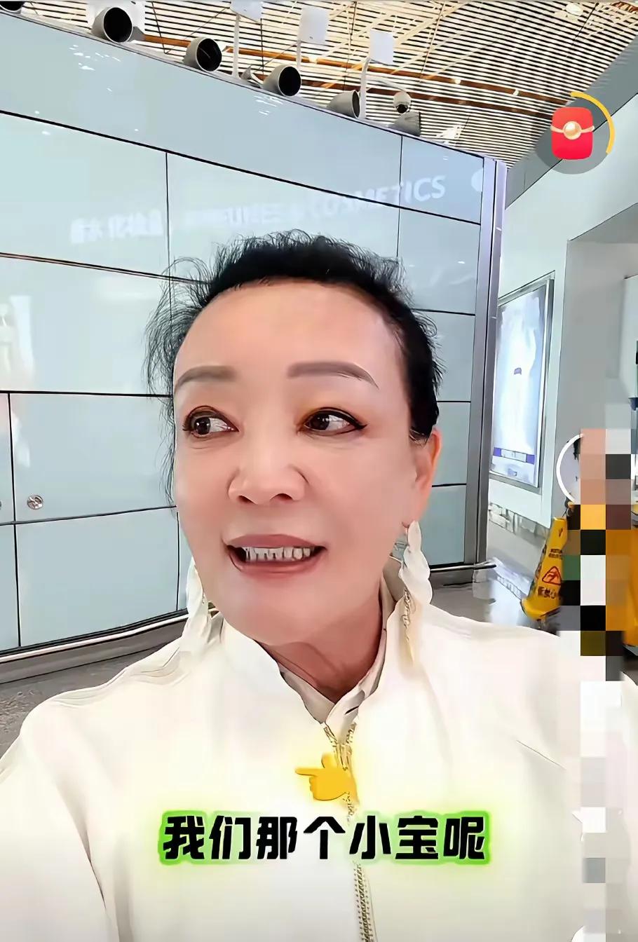 汪小菲又被嘲笑了，网友喊话，赶紧给母亲升舱。张兰自爆飞台北乘经济舱，而马筱梅带着