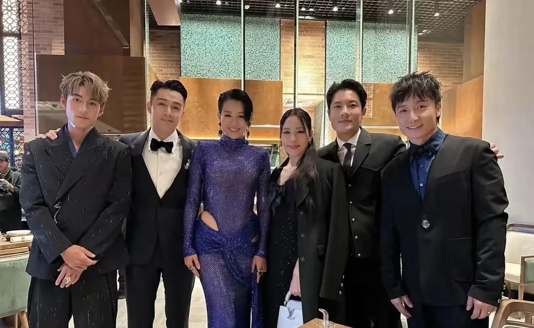 不得不说，周柏豪还是很有分寸的，就算靠着胡杏儿合影，人家也不敢搂着女方呢。可能是