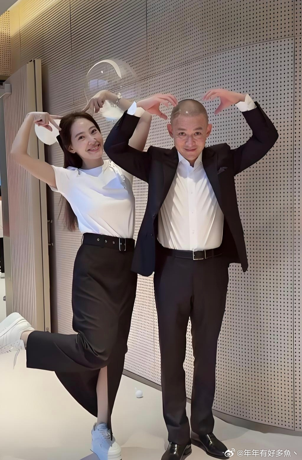 怪不得聂远不让她去上班，每个月给她300万，都已经是两个娃的的妈了，跟小姑娘似的