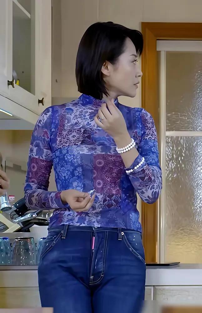 56岁许晴，168厘米，50公斤，20年没变。北京机场，她穿条天蓝牛仔裤，丝