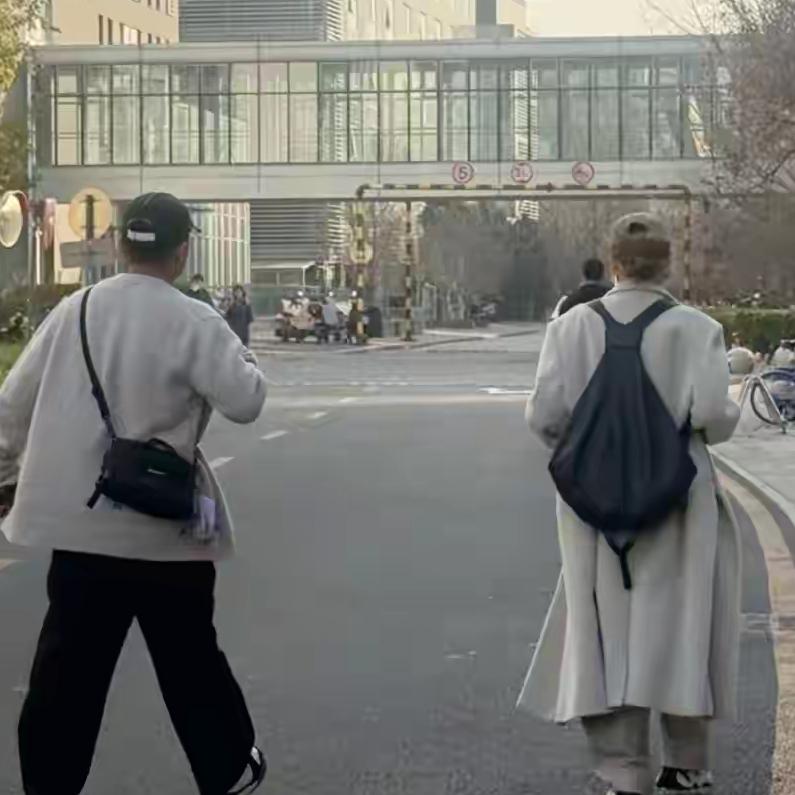 戚薇这是真去上课了，绝对不是摆拍。她背的这个黑色大书包沉甸甸的，看着能有五六