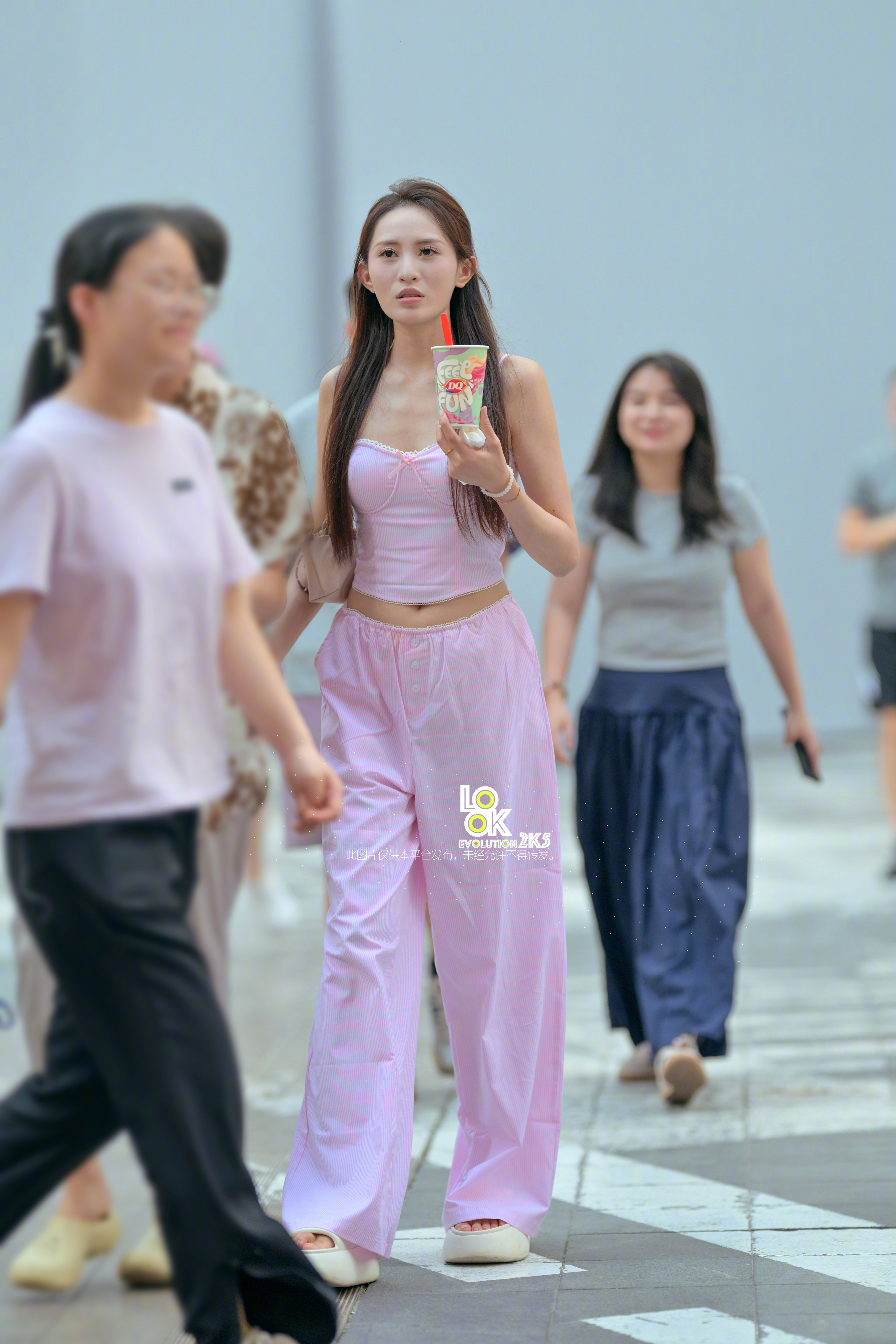 如果没认错应该是某直播超级火的跳舞女主播！毕竟直播间开了美颜很难不认错​​​