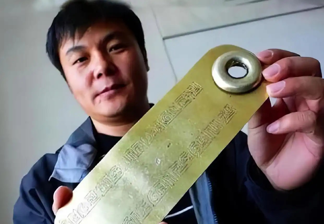 1999年秋天，内蒙古农户李献功负债累累，被债主追逼，情急之下躲进家中地窖。记起