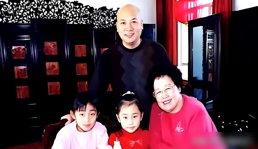 全网都在吹“唐僧”痴情，拒领百亿遗产。我告诉你，别拿穷人的滤镜，去意淫权力的游戏