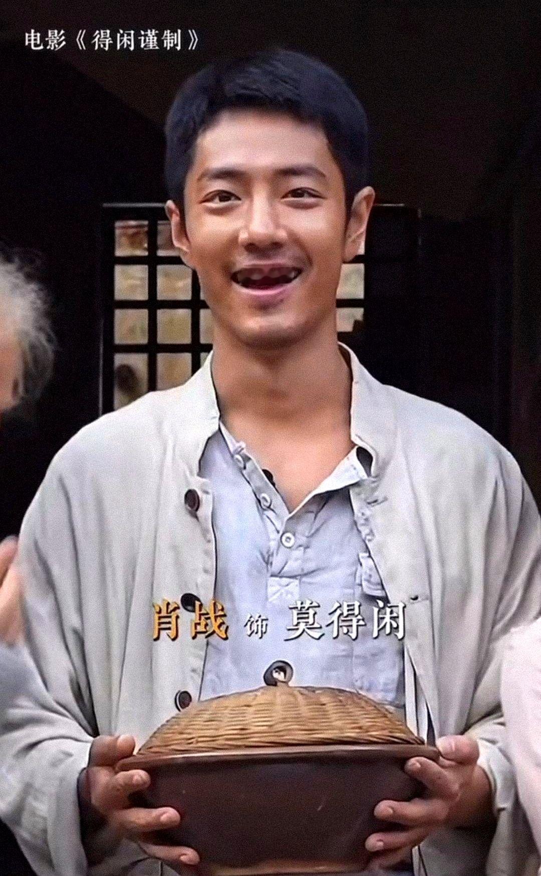 导演直接用他真伤口拍戏。肖战新电影《得闲谨制》里有个镜头，是他手受伤流血，导演