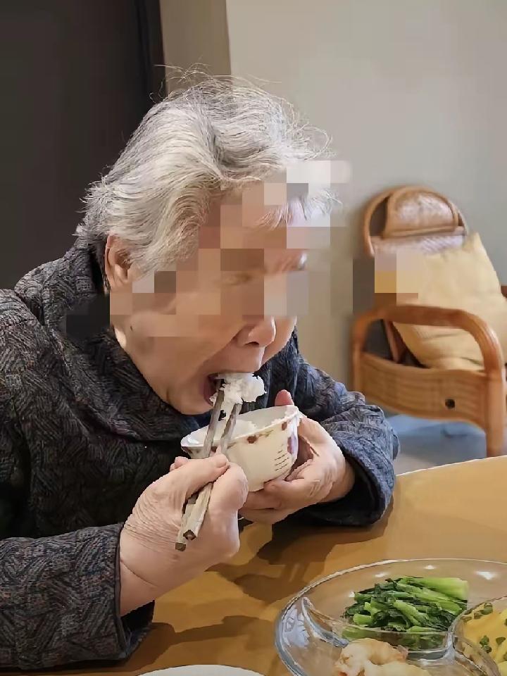 这个婆婆真好丈夫出轨了，丈夫跟小三结婚了，婆婆觉得儿子对不起前儿媳，婆婆把每月