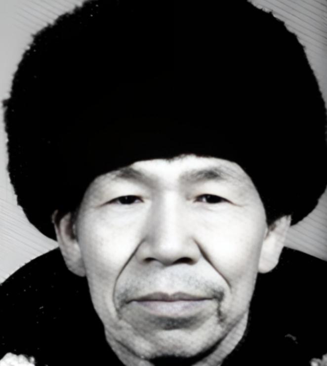 56枚勋章藏在床底，104岁老人身份才被发现他是四川一老农，104岁离世，子女