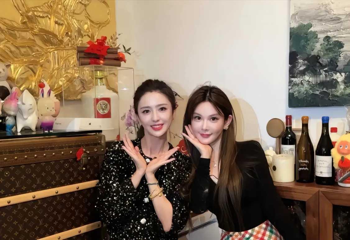 佟丽娅的脸比所有的人都小了一大圈，真的是一眼看到她，妥妥的天生丽质，其他人的脸都