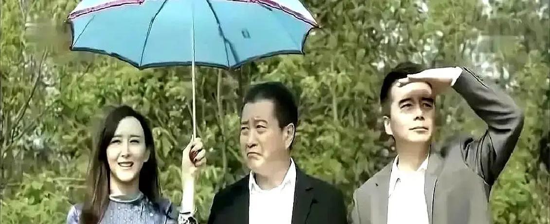 副市长叫哥那天，他多坐了半小时那天会议室里没人敢抬头。副市长把文件往桌上一