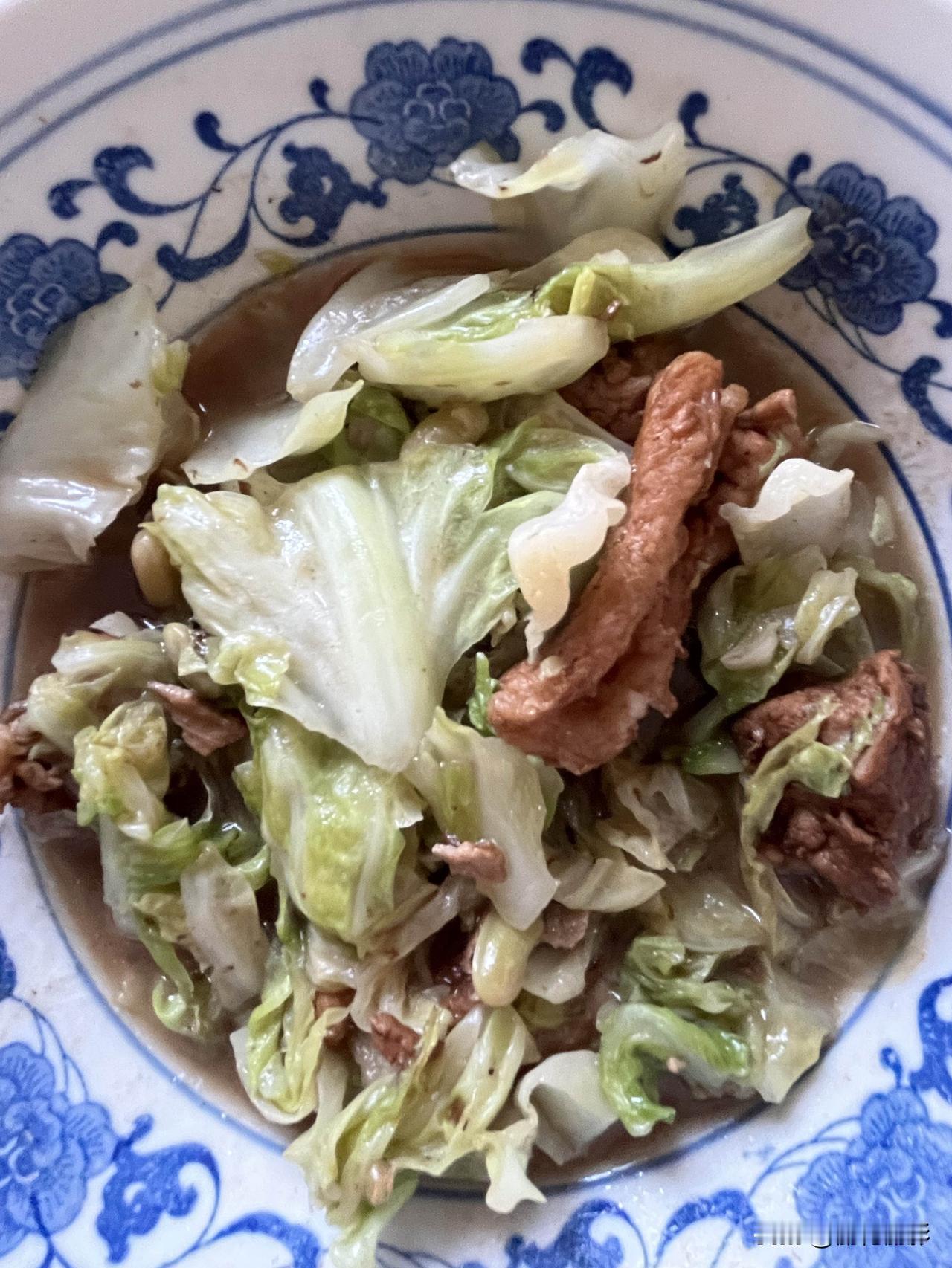 好友们晚上好！周五快乐，晚餐香香！今天的晚餐：炖肉圆白菜红薯玉米松花蛋杂