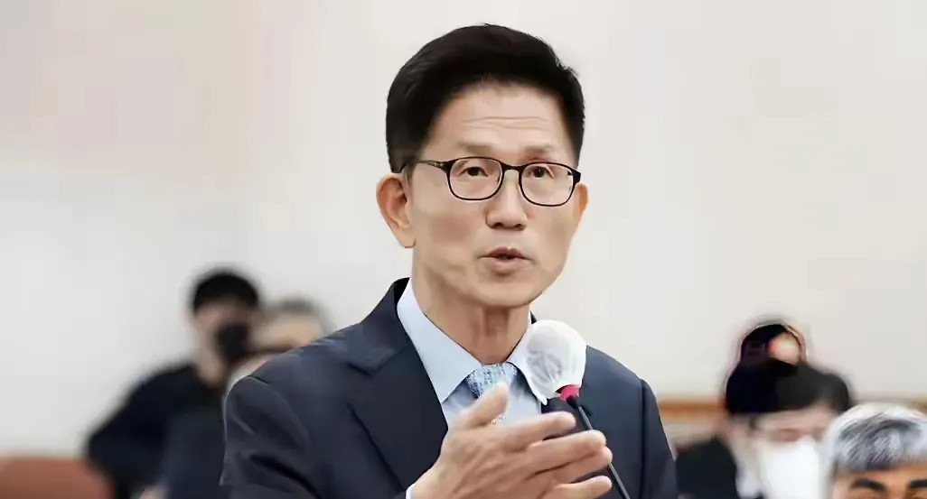韩国李在明和金文珠之间的竞争已经形成了非常激烈并达到了白热化程度。这时候还没有