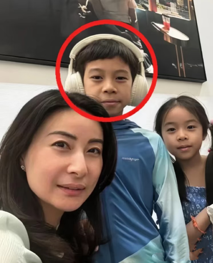 你发现了吗？霍家的长孙霍中曦，总绷着脸，起初以为是豪门范儿，但没想到真相却藏