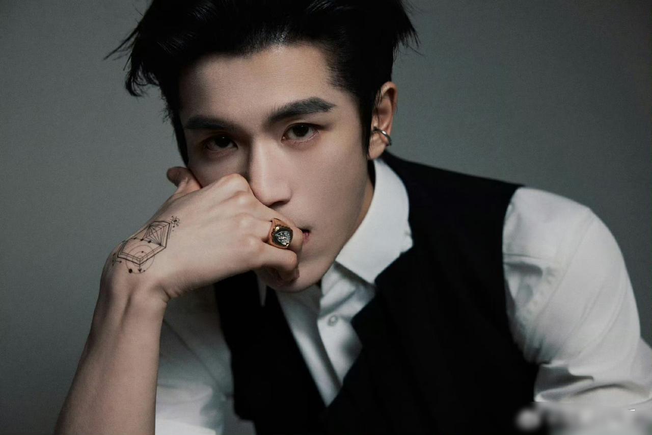 张凌赫这波“被央企抢人”也太离谱了吧！谁能想到啊！古装男神张凌赫居然是隐藏的理工