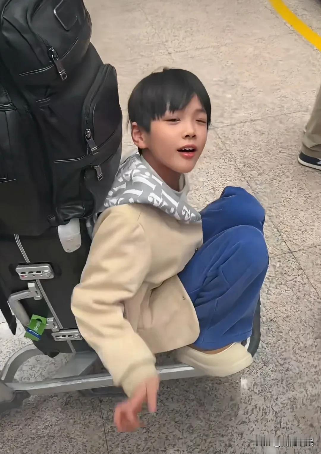 黄圣依小儿子安麟，和爸爸杨子现身机场，他越长越帅了，就像是女版的“黄圣依”，这眉