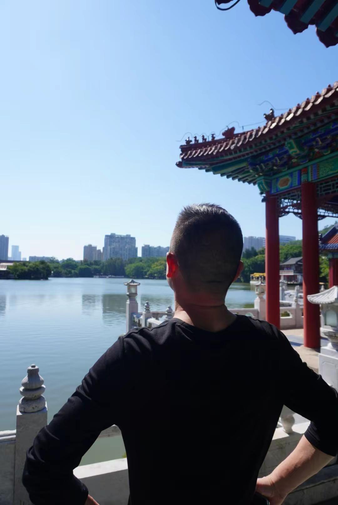 健身徒步旅行70后大叔听老歌