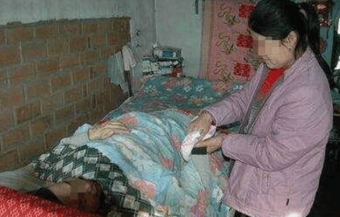 二胎孕妇37周生男婴, 一周后再次推进产妇, 看到性别, 丈夫脸色不对