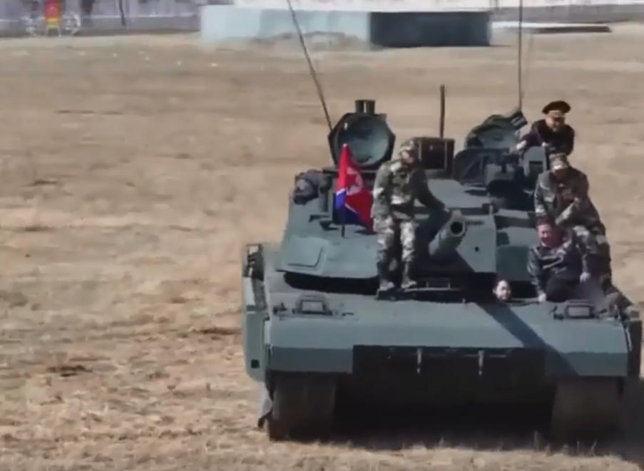 “公主”开坦克！朝鲜天马20颜值拉满，战力到底有多硬核？我看谁还敢说朝鲜装备落