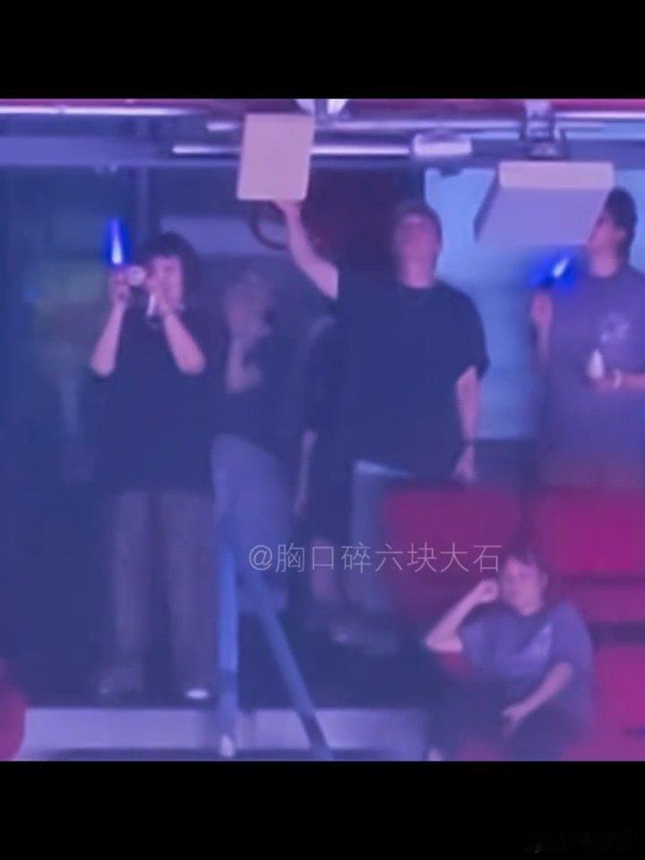 王菲推俞飞鸿打掩护王菲推俞飞鸿出去挡镜头谢霆锋演唱会，王菲推俞飞鸿出去打掩护，