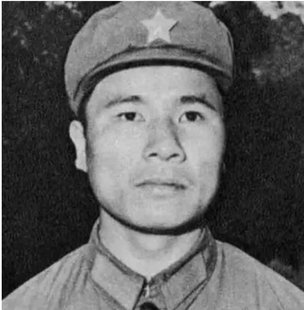 1979年，黄招强在掩护伤员撤退的时候，意外发现部队中竟然多了几张陌生的面孔，于