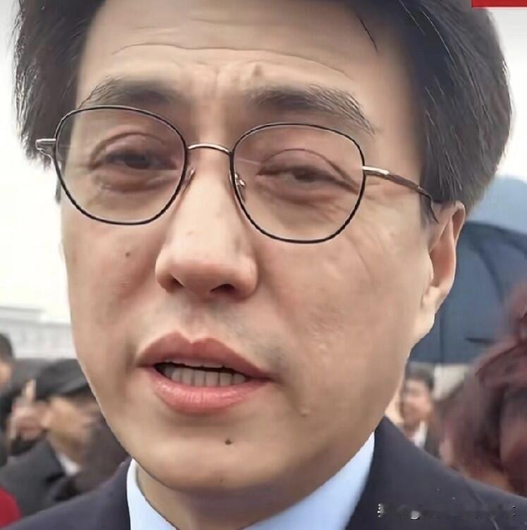 男神也老了，抵挡住不住岁月的侵蚀，这样的怼脸拍脸上的瑕疵一览无遗，有抬头纹，皱纹