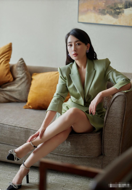 马苏这两张摸腿的照片，简直是顶级熟女的样板，不经意间就迷死你。