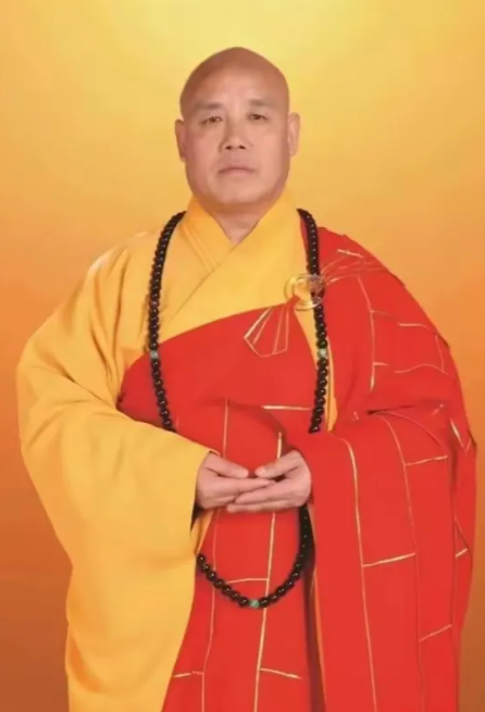 释永信是中国佛教协会的副会长，但感觉他比正会长还出名，正会长释演觉，是甘肃甘