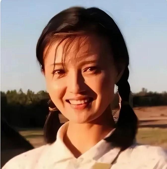 1976年，女知青邵红梅抱着4岁的儿子回到了北京城，母亲看着她怀里的孩子恼羞成怒