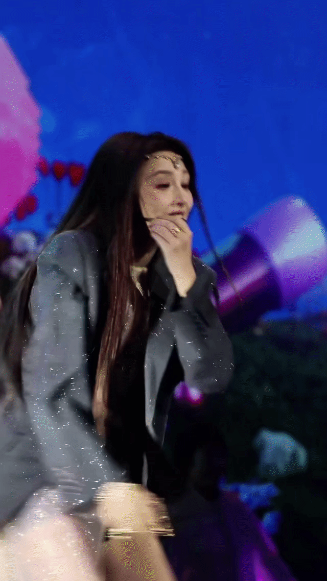 彭小苒嗓子哑了生日会体验感拉满的背后，是彭小苒全情投入的付出。唱跳俱佳，连嗓子